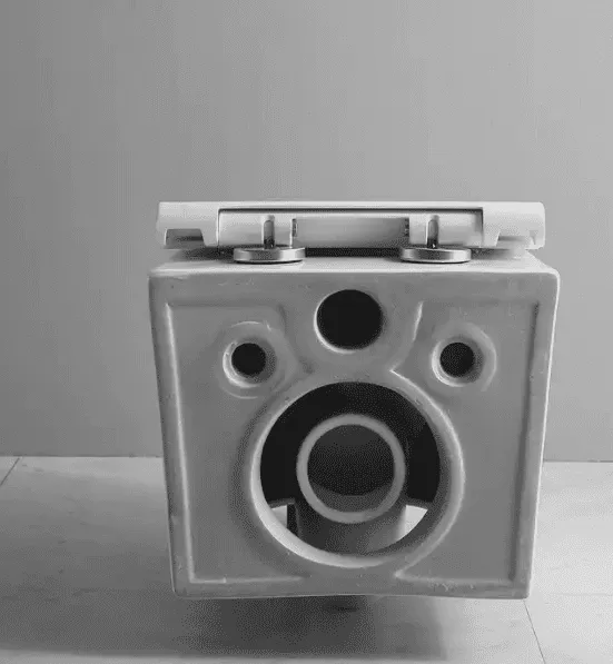 אסלה תלויה מלבנית אורך 51 ס";מ צבע לבן מבריק עם שטיפת טורנדו ומושב קשיח טריקה שקטה ונשלף דגם בלנסיס