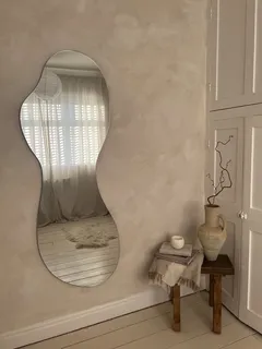 מראת גוף מרחפת בצורה אמורפית לתליה ללא מסגרת רוחב 70 ס"מ גובה 180 ס"מ דגם LM-73