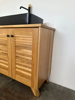ארון אמבטיה עומד לפי מידה רוחב ועומק לפי בחירתך עשוי מעץ מלא אלון מבוקע עם משטח להנחת כיור מונח דגם סנטה