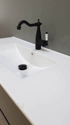 ארון אמבטיה עומד רוחב 100 ס"מ בעומק 46 ס"מ צבע לבן מט עם כיור משטח חרס שקוע דגם תמנון 100