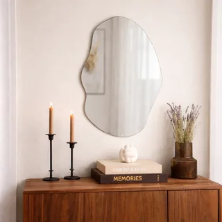 מראה מרחפת לתליה בצורה אמורפית ללא מסגרת רוחב 70 ס"מ גובה 90 ס"מ דגם M-762